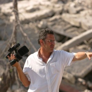 Il regista Philippe Aractingi sul set del film Sotto le bombe
