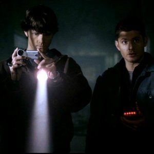 Jared Padalecki, che interpreta Sam, e Jensen Ackels, nei panni di Dean, mentre ispezionano il manicomio infestato dell'episodio 'Asylum' in Supernatural