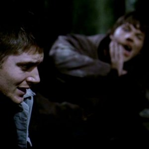Jared Padalecki, che interpreta Sam, si massaggia la mascella dopo che Dean, il personaggio di Jensen Ackles, lo ha preso a pugni in 'Asylum' di Supernatural