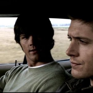 Jared Padalecki e Jensen Ackles a bordo della Impala in una scena dell'episodio 'Route 666' di Supernatural