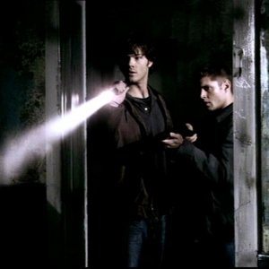 Jared Padalecki e Jensen Ackles esplorano il manicomio dell'episodio 'La rivolta' della serie Supernatural