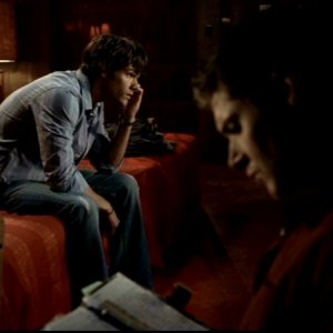 Jared Padalecki e Jensen Ackles lavorano al caso del manicomio infestato nell'episodio 'Asylum' di Supernatural