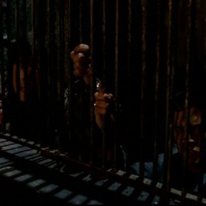 Jared Padalecki e Jensen Ackles mentre interpretano i fratelli Winchester a caccia di demoni nell'episodio 'Ombre' di Supernatural