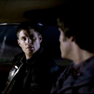 Jared Padalecki e Jensen Ackles mentre litigano nei panni di Sam e Dean nell'episodio 'Lo spaventapasseri' di Supernatural