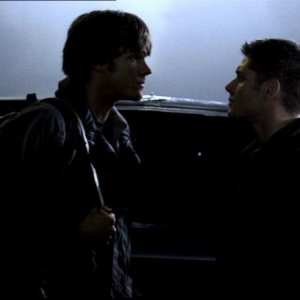 Jared Padalecki e Jensen Ackles mentre litigano, nei panni di Sam e Dean nell'episodio 'Lo spaventapasseri' di Supernatural