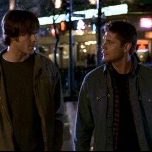 Jared Padalecki e Jensen Ackles, nei ruoli di Sam e Dean mentre discutono a causa di Meg, nell'episodio 'Ombre' di Supernatural