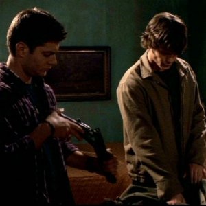 Jared Padalecki e Jensen Ackles, nei ruoli di Sam e Dean preparano le armi per lo scontro con Meg nell'episodio 'Ombre' di Supernatural