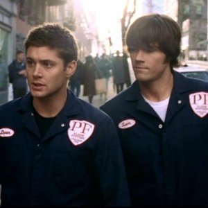 Jared Padalecki e Jensen Ackles, nei ruoli di Sam e Dean travestiti da operai nell'episodio 'Ombre' di Supernatural