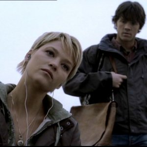Jared Padalecki con Nicki Lynn Aycox in una scena dell'episodio 'Lo spaventapasseri' di Supernatural