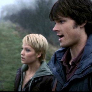 Jared Padalecki e Nicki Lynn Aycox in una scena dell'episodio 'Lo spaventapasseri' di Supernatural
