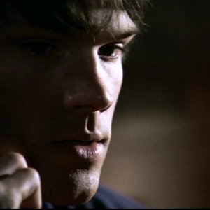 Jared Padalecki interpreta Sam, mentre riceve la telefonata da suo padre nell'episodio 'Lo spaventapasseri' di Supernatural