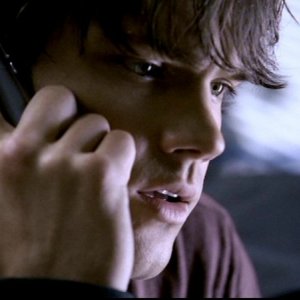 Jared Padalecki interpreta Sam, mentre si riconcilia con Dean, suo fratello nell'episodio 'Lo spaventapasseri' di Supernatural