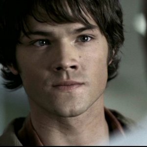 Jared Padalecki interpreta Sam, mentre sta ricevendo delle brutte notizie che riguardano suo fratello, nell'episodio 'Faith' di Supernatural