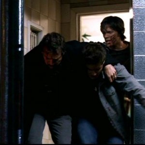 Jared Padalecki , Jensen Ackles e Jeffrey Dean Morgan, la famiglia Winchester al completo nell'episodio 'Ombre' di Supernatural (stagione1)