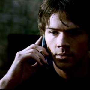 Jared Padalecki nei panni di Sam mentre riceve una telefonata molto attesa nell'episodio 'La rivolta' di Supernatural