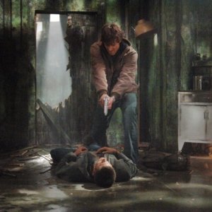 Jared Padalecki nei panni di Sam, mentre sta per uccidere Dean, interpretato da Jensen Ackles nell'episodio 'Asylum' di Supernatural