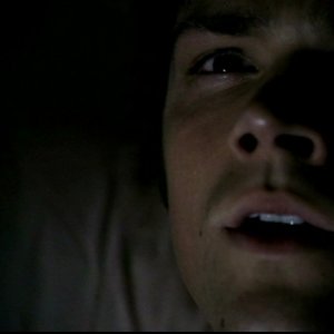 Jared Padalecki, nel ruolo di Sam, appena rinvenuto da una visione, in un episodio di Supernatural: 'Incubi'