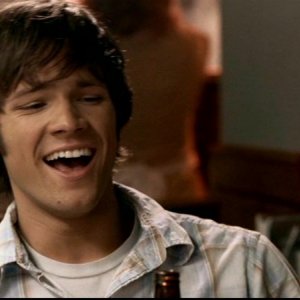 Jared Padalecki, nel ruolo di Sam che ha appena incollato la mano di Dean alla bottiglia della birra nell'episodio 'La casa infernale' di Supernatural