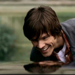 Jared Padalecki, nel ruolo di Sam che se la ride dello scherzo inflitto al fratello maggiore nell'episodio 'La casa infernale' di Supernatural