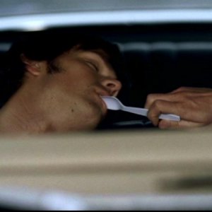 Jared Padalecki, nel ruolo di Sam che subisce il primo di una serie di scherzi tra fratelli nell'episodio 'La casa infernale' di Supernatural