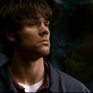 Jared Padalecki, nel ruolo di Sam mentre fa conoscenza di due sedicenti acchiappafantasmi nell'episodio 'La casa infernale' di Supernatural