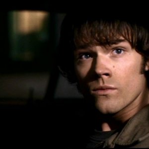 Jared Padalecki, nel ruolo di Sam, metnre sorveglia l'appartamento di Meg, nell'episodio 'Ombre' di Supernatural