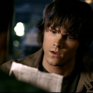 Jared Padalecki, nel ruolo di Sam, studia i dettagli del prossimo caso nell'episodio 'Ombre' di Supernatural