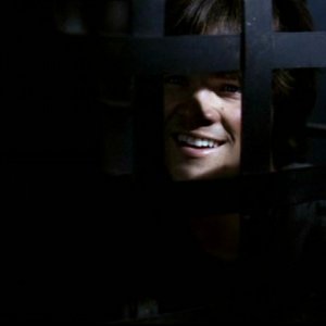 Padalecki nel ruolo di Sam Winchester, ingabbiato da una famiglia di assassini nell'episodio 'La famiglia Bender' di Supernatural