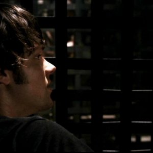 Jared Padalecki nel ruolo di Sam Winchester, ingabbiato da una famiglia di assassini nell'episodio 'La famiglia Bender' di Supernatural