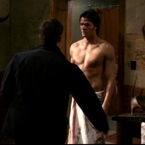 Jared Padalecki, Sam Winchester, sta per subire un terribile scherzo da suo fratello Dean (di spalle Jensen Ackles) nell' episodio 'La casa infernale' di Supernatural