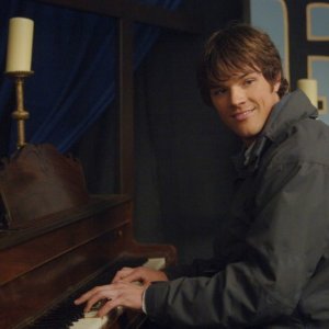 Jared Padalecki si intrattiene sul set dell'episodio 'Faith' della serie Supernatural