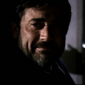 Jeffrey Dean Morgan, nel ruolo di John Winchester, finalmente si riunisce ai suoi figli nell'episodio 'Ombre' di Supernatural