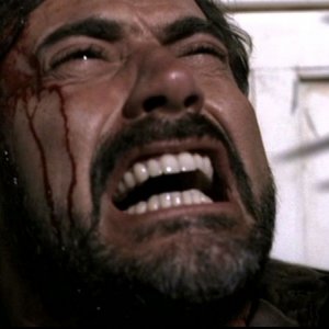 Jeffrey Dean Morgan, torturato da un demone Ombra nell'episodio 'Ombre' di Supernatural