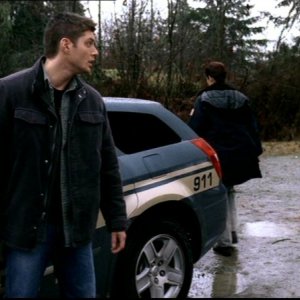 Jensen Ackles è Dean Winchester. Dean è stato ammanettato all'auto della polizia dall'agente Kathleen nell'episodio 'La famiglia Bender' di Supernatural