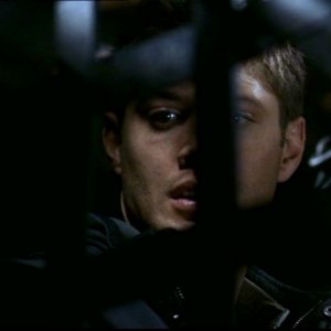 Jensen Ackles è Dean Winchester. Dean ha appena ritrovato suo fratello rapito da una banda di psicopatici nell'episodio 'La famiglia Bender' di Supernatural