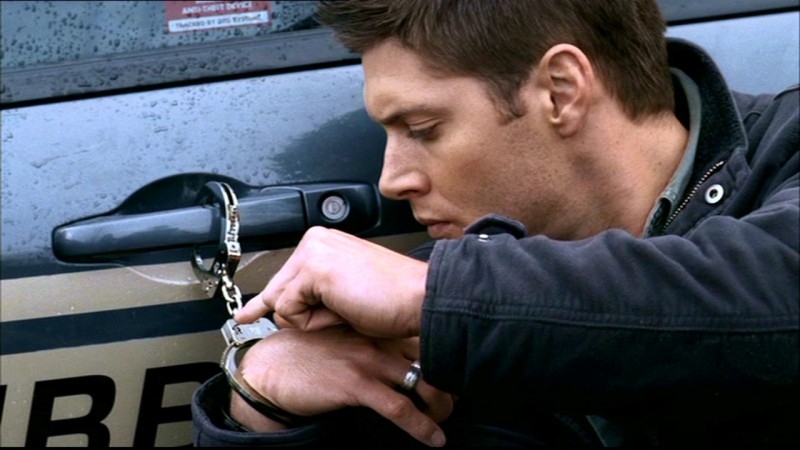 Jensen Ackles E Dean Winchester Mentre Tenta Di Liberarsi Dalle Manette Nell Episodio La Famiglia Bender Di Supernatural 57361