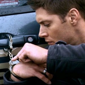 Jensen Ackles è Dean Winchester mentre tenta di liberarsi dalle manette nell'episodio 'La famiglia Bender' di Supernatural