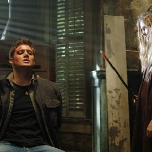 Jensen Ackles è Dean Winchester minacciato da Missy Bender, interpretata da Alexia Fast nell'episodio 'La famiglia Bender' di Supernatural