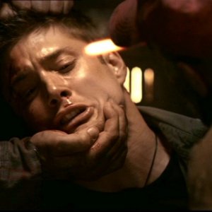 Jensen Ackles è Dean Winchester sotto minaccia di tortura nell'episodio 'La famiglia Bender' di Supernatural
