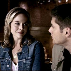 Jensen Ackles e Julie Benz, mentre si dicono addio nei panni di Dean e Layla, nell'episodio 'Faith' di Supernatural