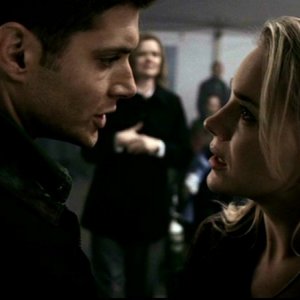 Jensen Ackles e Julie Benz in una scena dell'episodio 'Faith' di Supernatural