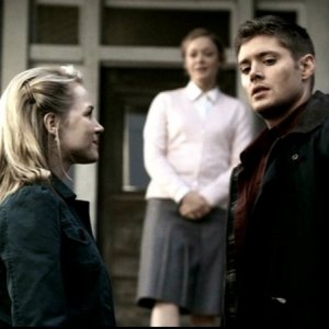 Jensen Ackles e Julie Benz nell'episodio 'Faith' di Supernatural