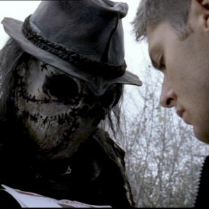 Jensen Ackles e Mike Carpenter nell'episodio 'Lo spaventapasseri' nella serie Supernatural