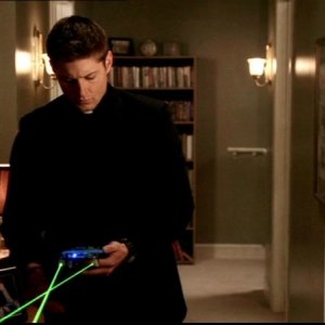Jensen Ackles nei panni di Dean mentre ispeziona la casa dei Miller alla ricerca di elementi sovrannaturali, nell'episodio 'Incubi' di Supernatural