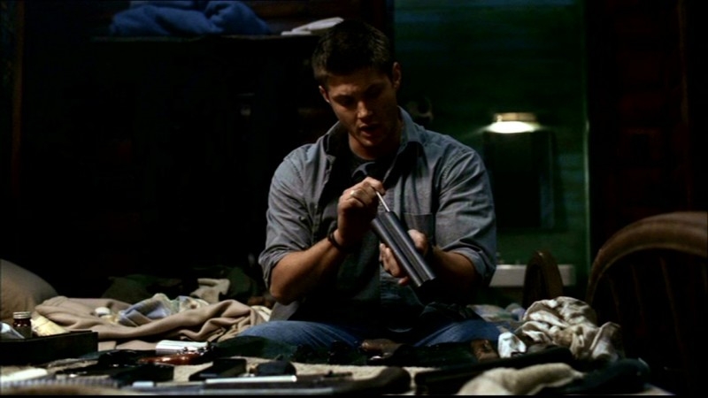 Jensen Ackles Nei Panni Di Dean Mentre Pulisce Il Suo Arsenale Nell Episodio Incubi Di Supernatural 57335