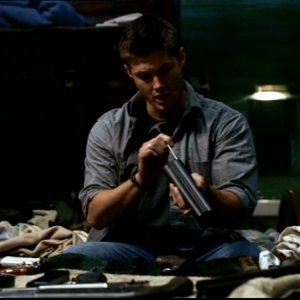 Jensen Ackles nei panni di Dean mentre pulisce il suo arsenale, nell'episodio 'Incubi' di Supernatural