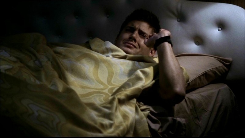 Jensen Ackles Nei Panni Di Dean Svegliato Da Suo Fratello Che Ha Appena Avuto Una Visione Nell Episodio Incubi Di Supernatural 57336