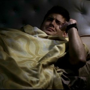Jensen Ackles nei panni di Dean svegliato da suo fratello che ha appena avuto una visione, nell'episodio 'Incubi' di Supernatural