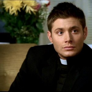 Jensen Ackles nei panni di Dean, travestito da prete per ottenere informazioni, nell'episodio 'Incubi' di Supernatural