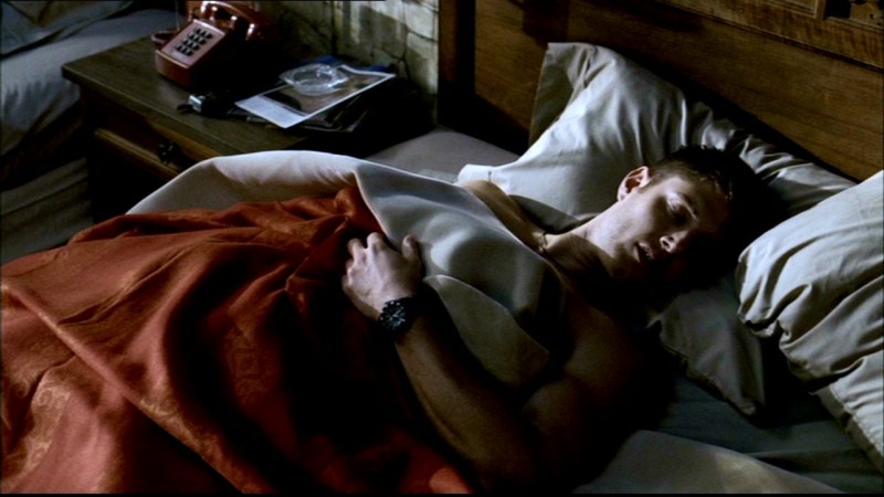 Jensen Ackles Nei Panni Di Dean Winchester Mentre Dorme Dopo Una Notte Di Caccia Agli Spiriti Nell Episodio La Rivolta Di Supernatural 57169